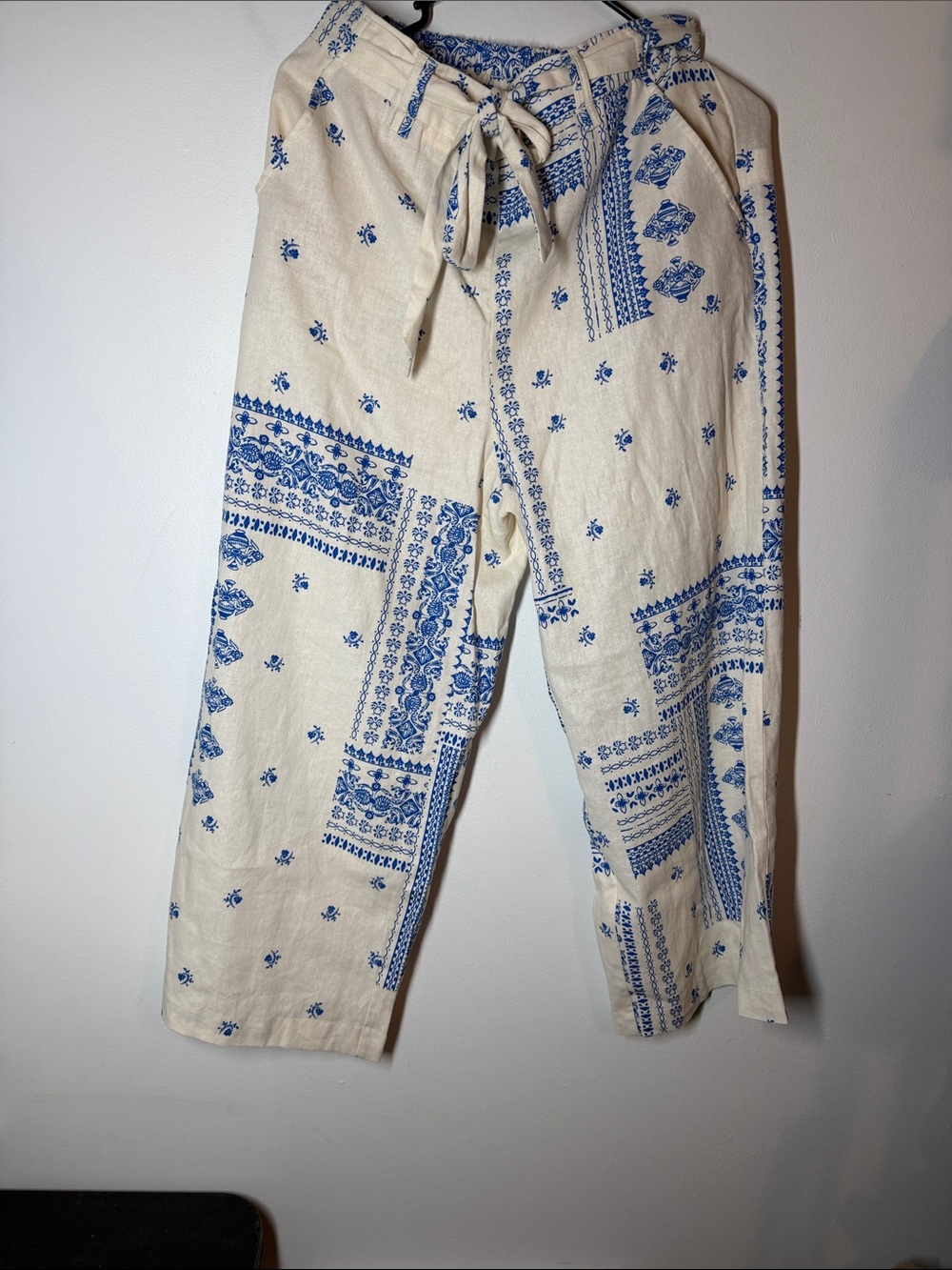 Joie Cream and Blue Cropped Linen-Blend Pants